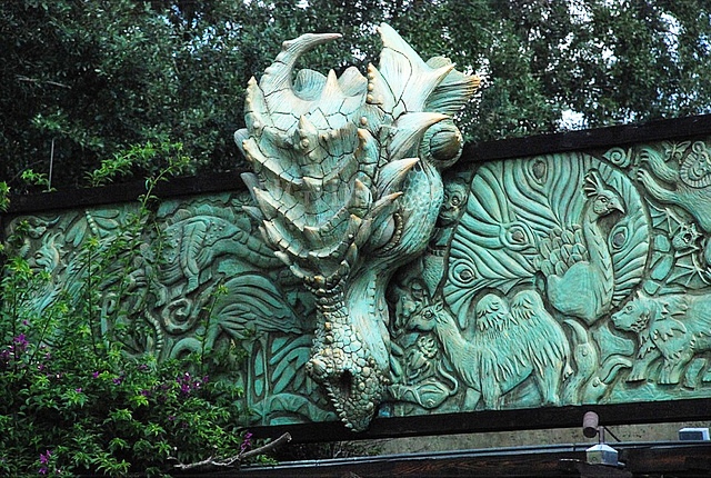 Dragon_Statue_entrance