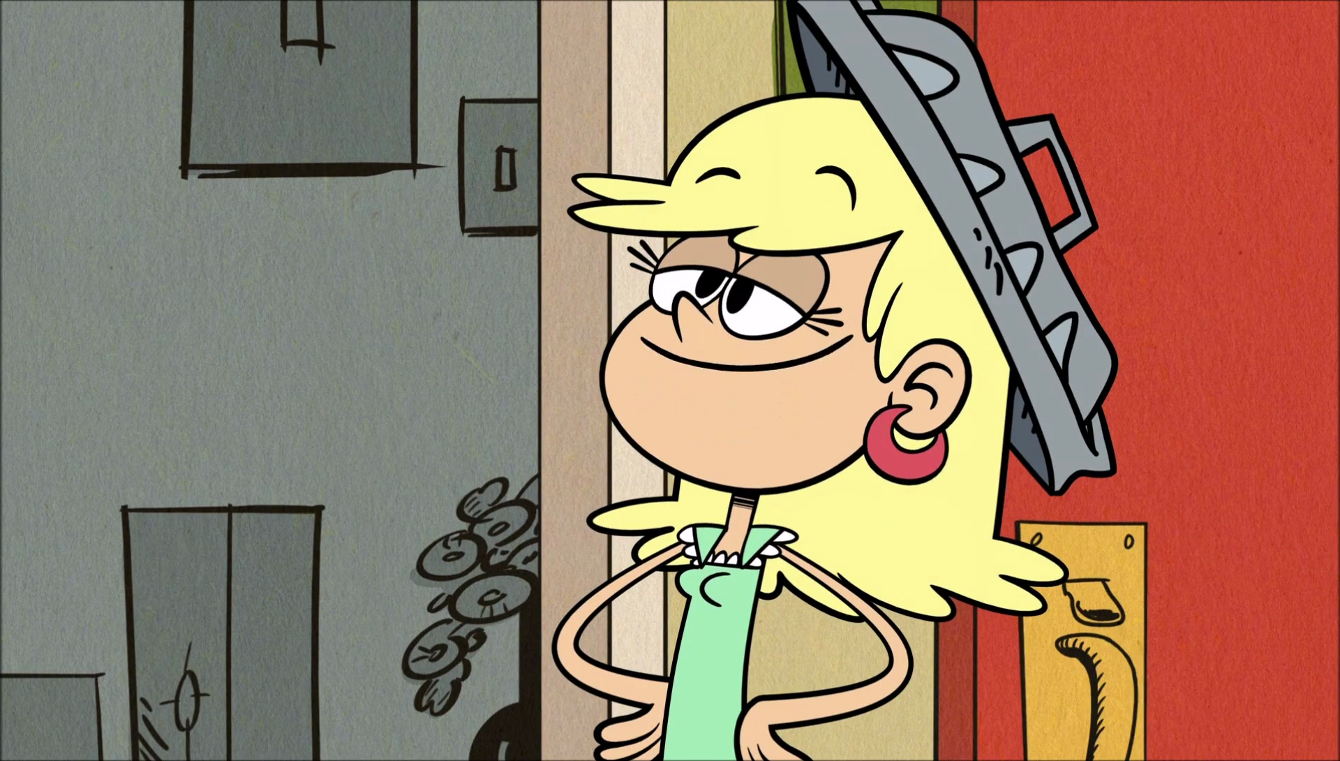 Leni_wearing_trash_lid