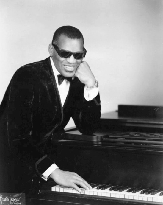 Ray_Charles_classic_piano_pose